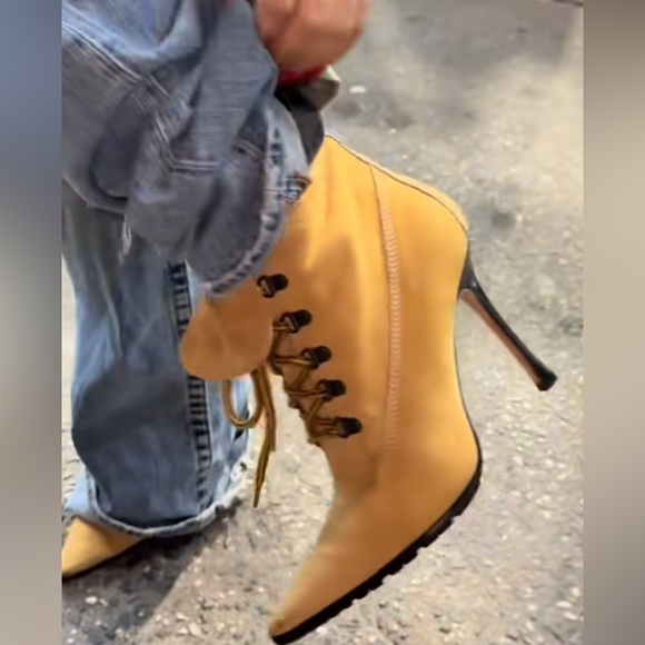 Manolo Blahnik x Timberland Boots

ICONIC ✨✨ - Picture 1 of 6